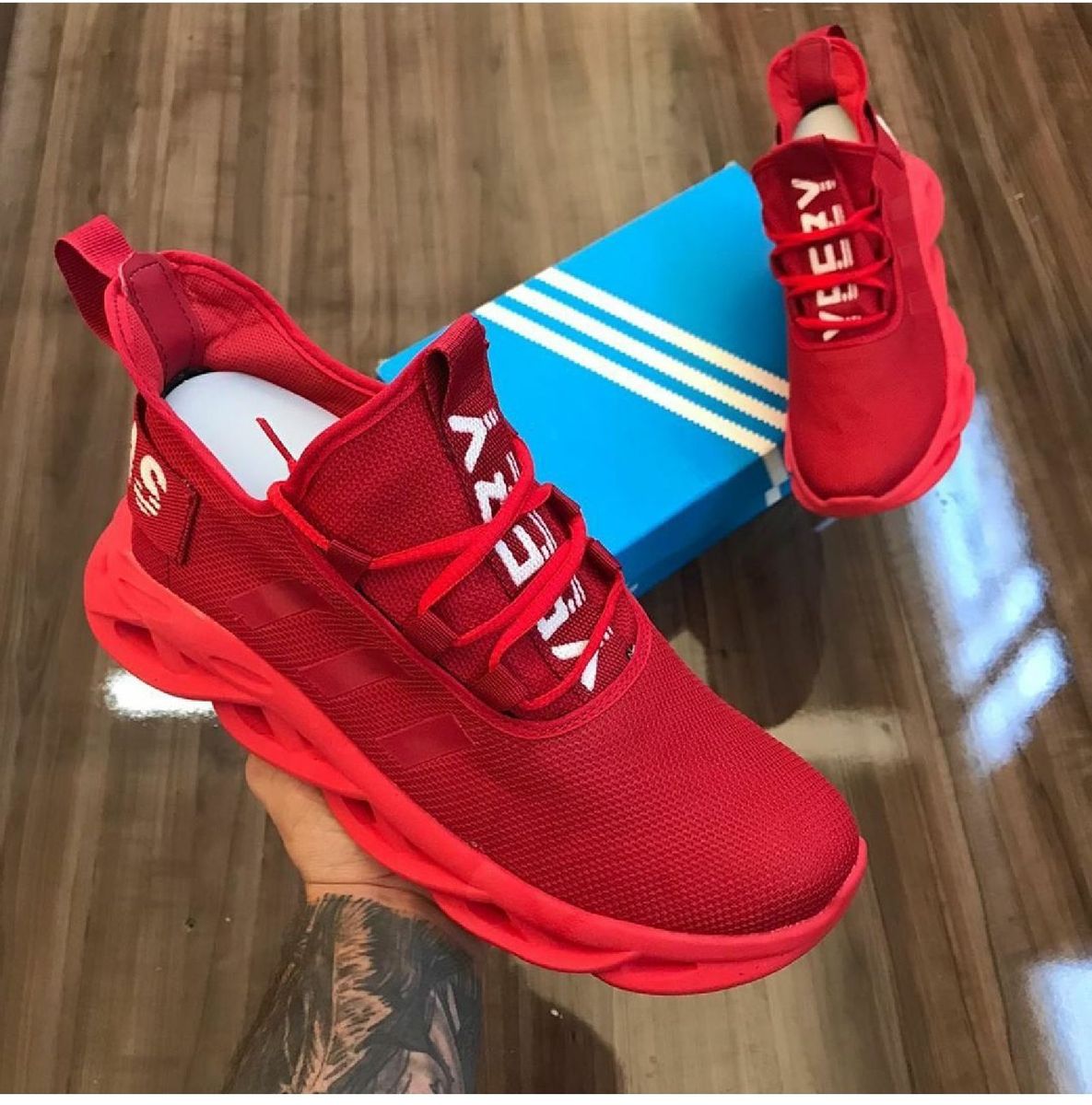 tenis yeezy vermelho