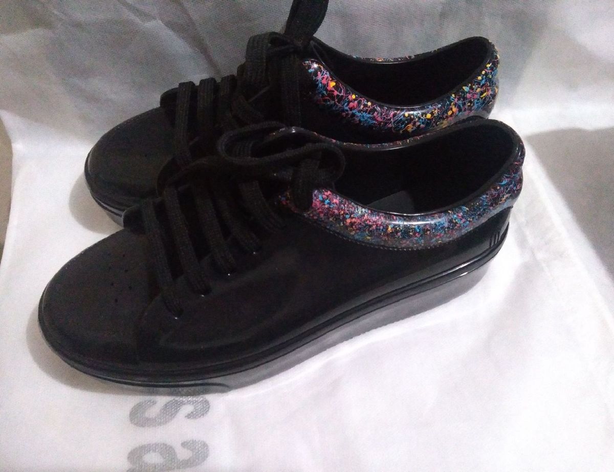 tenis preto da melissa