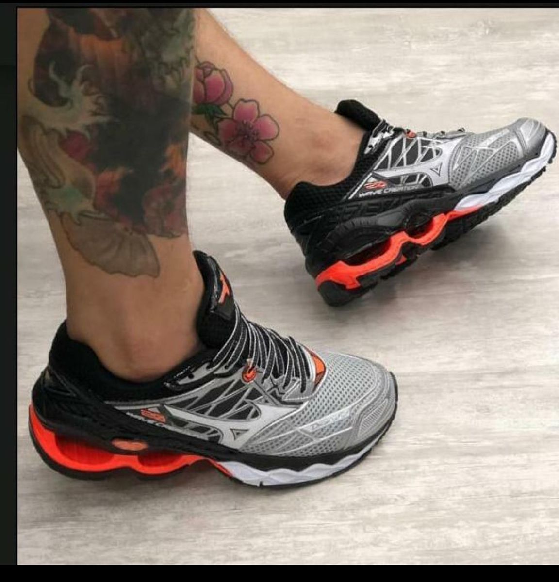 tenis cinza e laranja