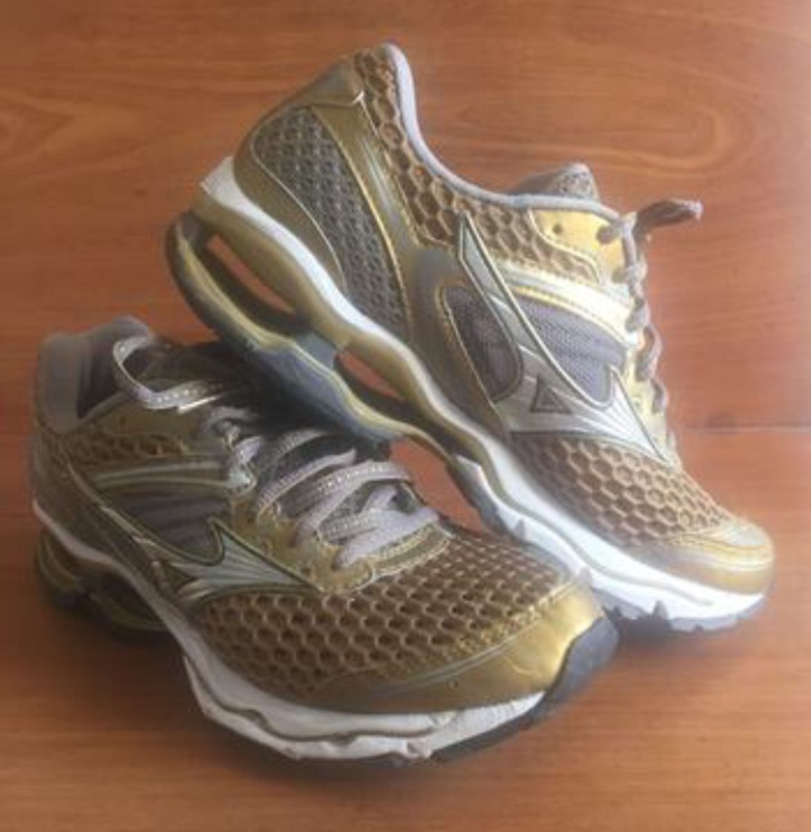 mizuno dourado feminino