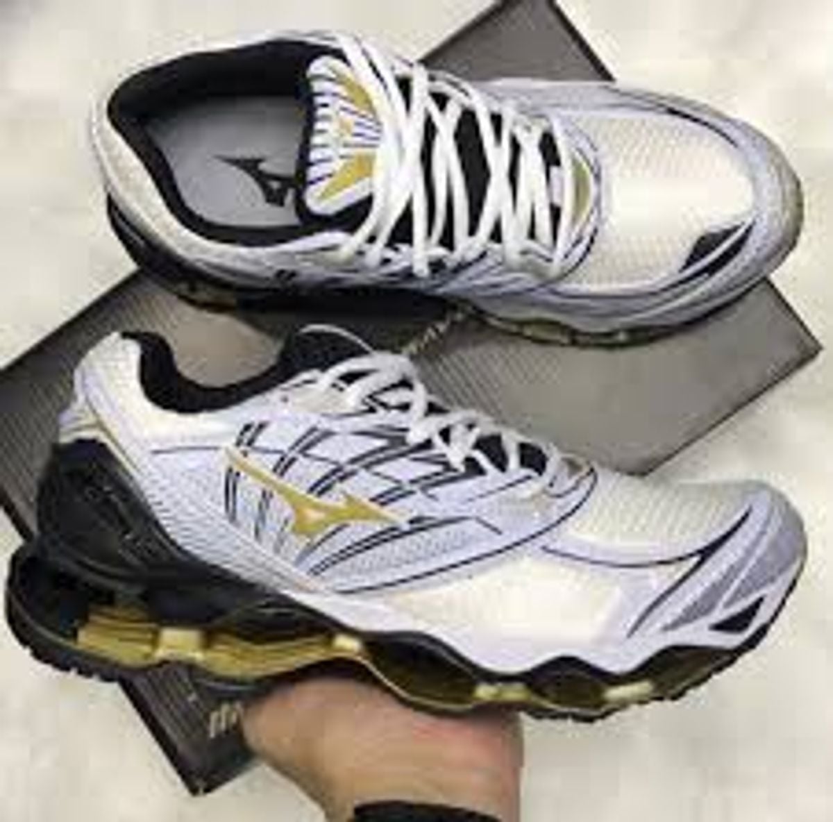 mizuno prophecy 8 branco com dourado