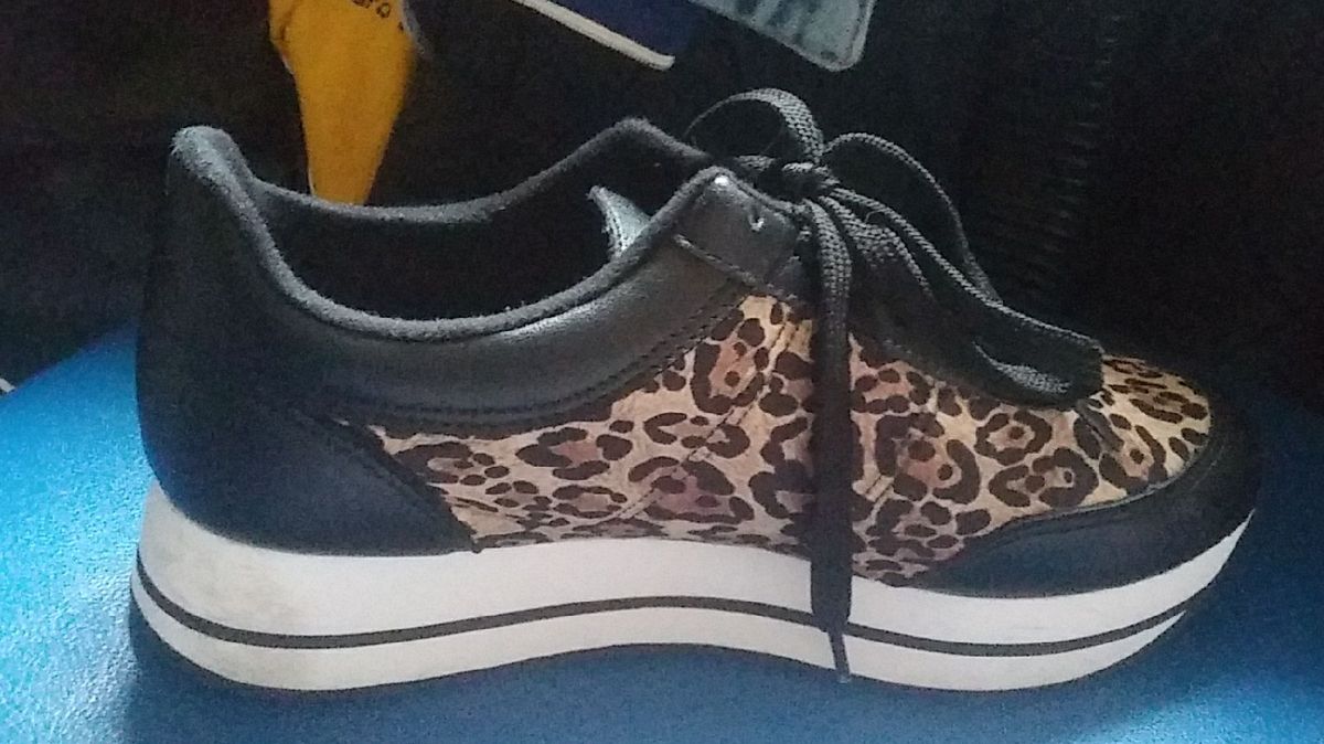 tenis moleca animal print