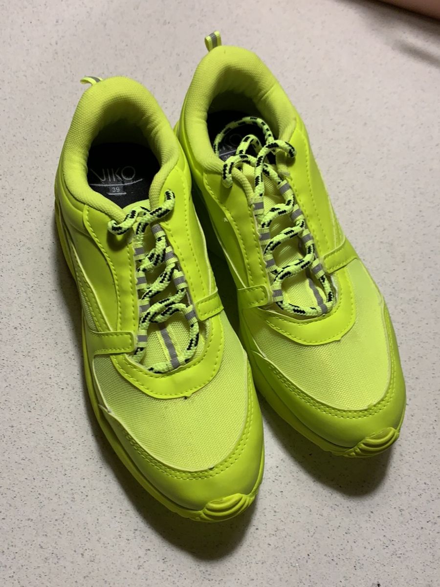 tenis verde neon renner