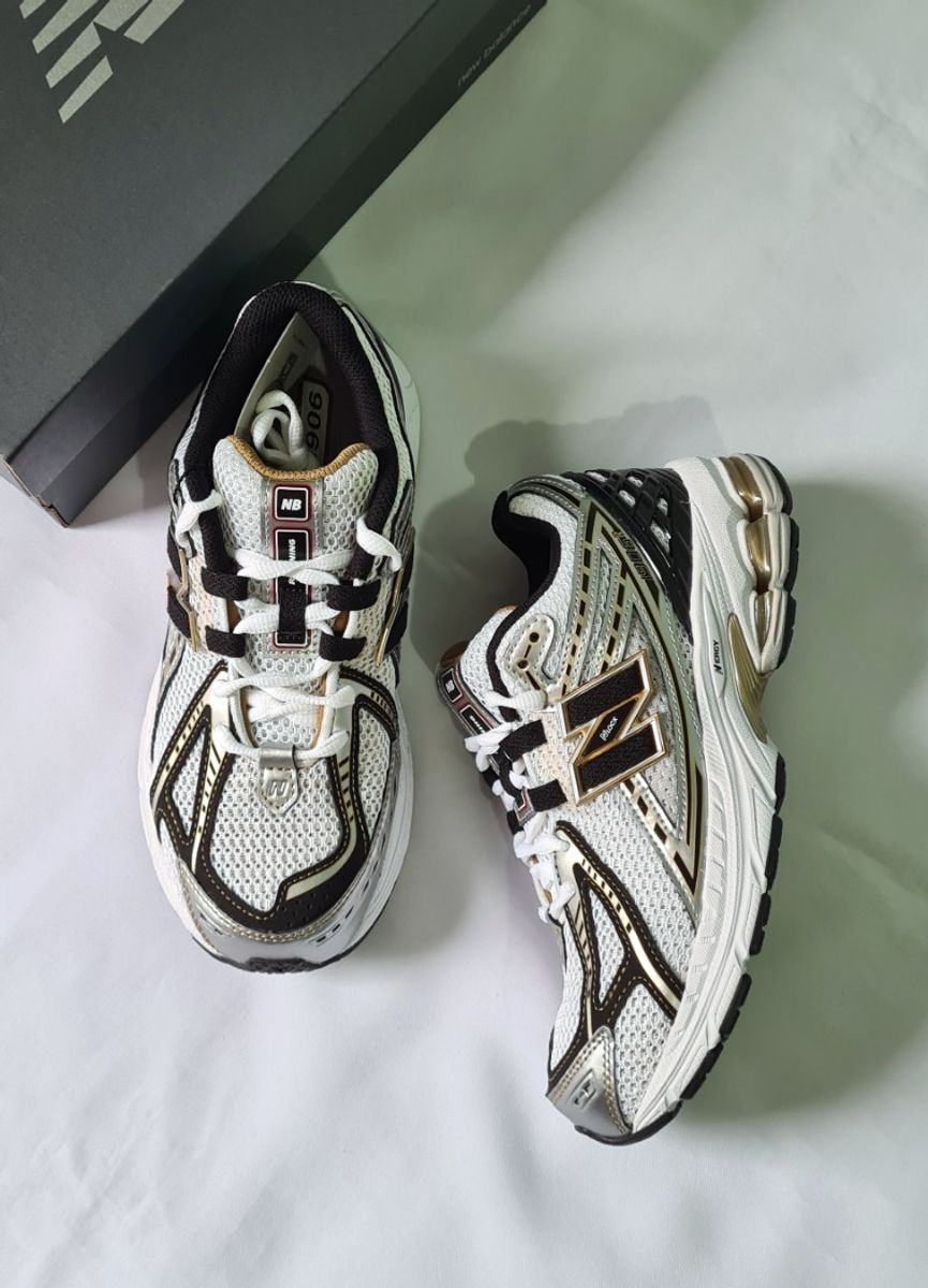 Tenis new balance preto fashion com dourado