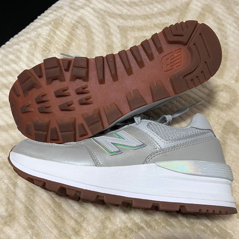 Tênis New Balance 574 Feminino Cinza/Prata C/ Detalhe Holográfico