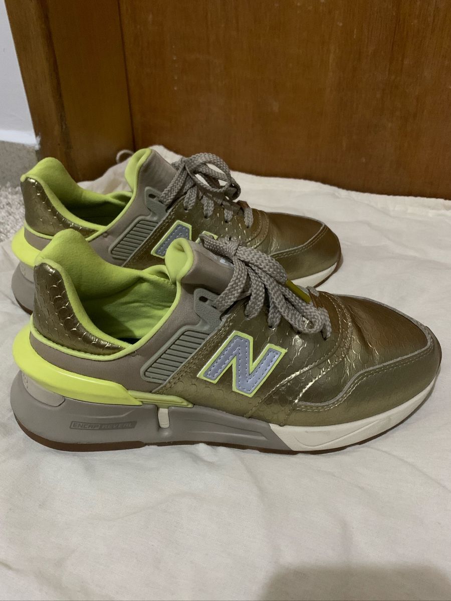 tenis new balance dourado