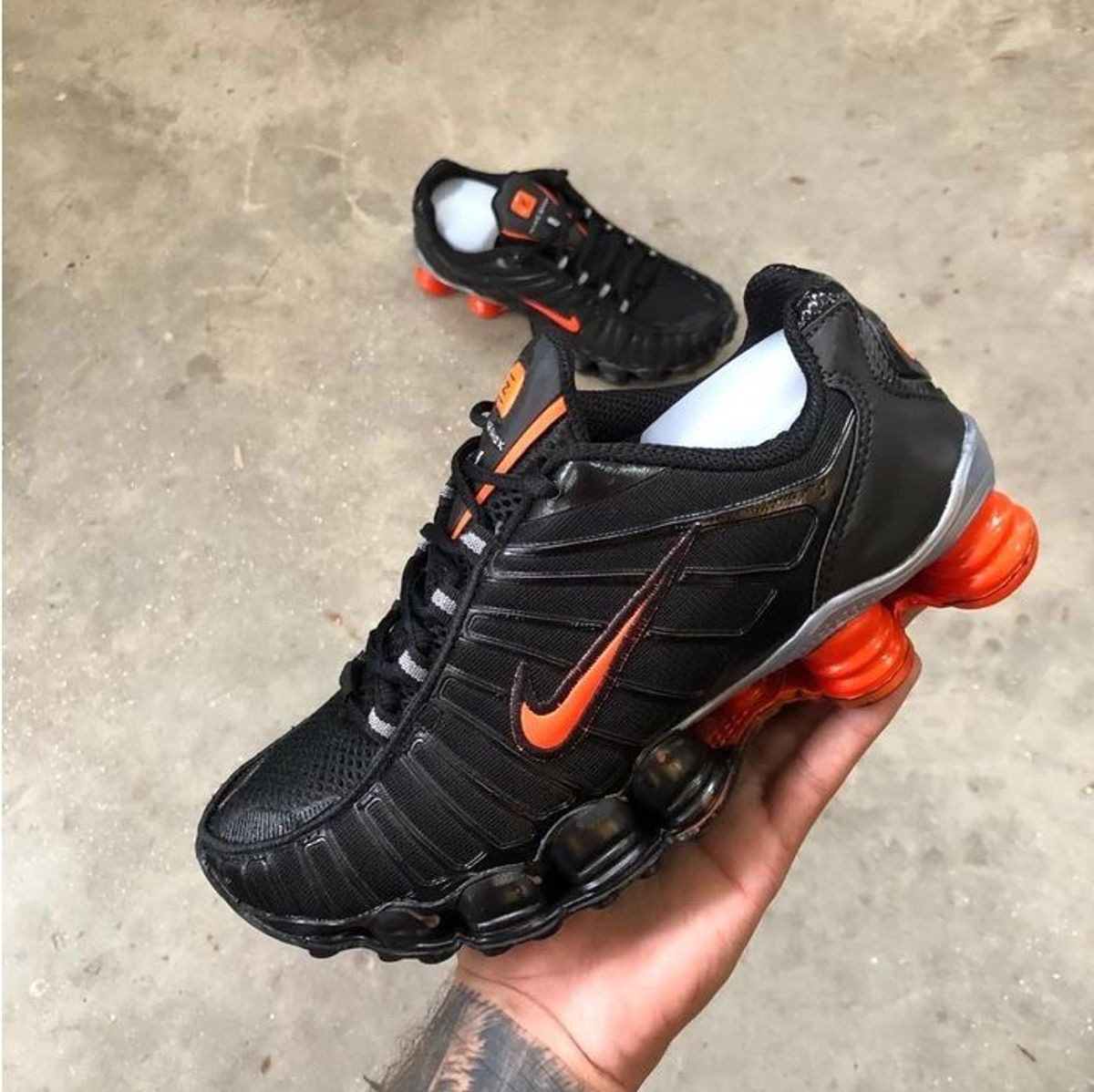 nike preto com laranja