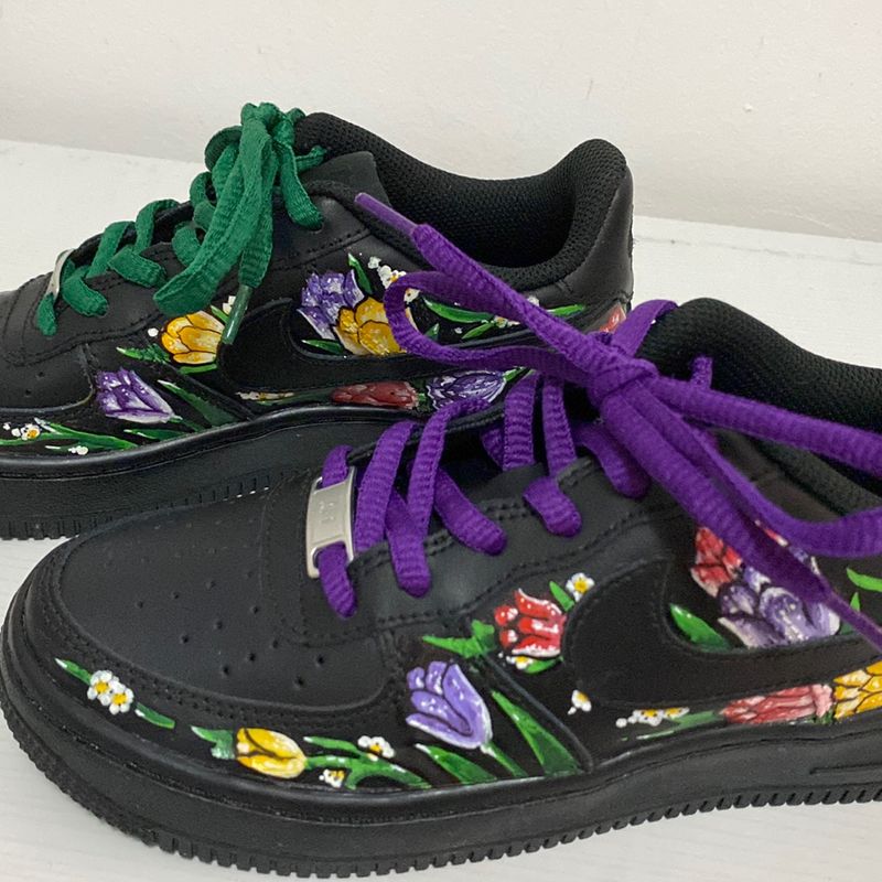 Tenis nike preto sales com flores