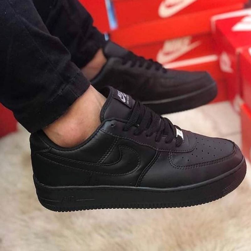 Tenis nike hot sale preto baixinho