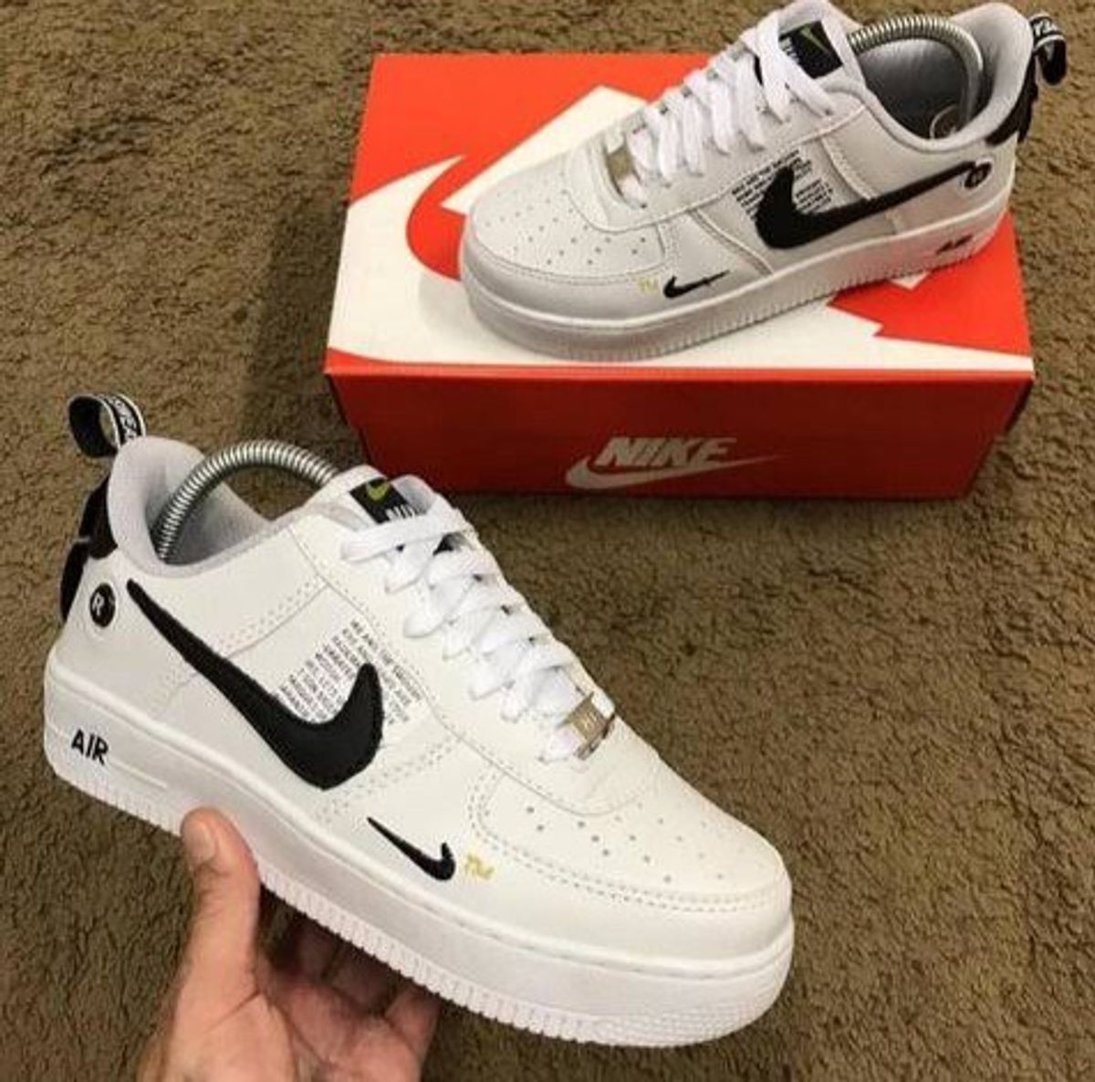 tenis nike preto com simbolo branco