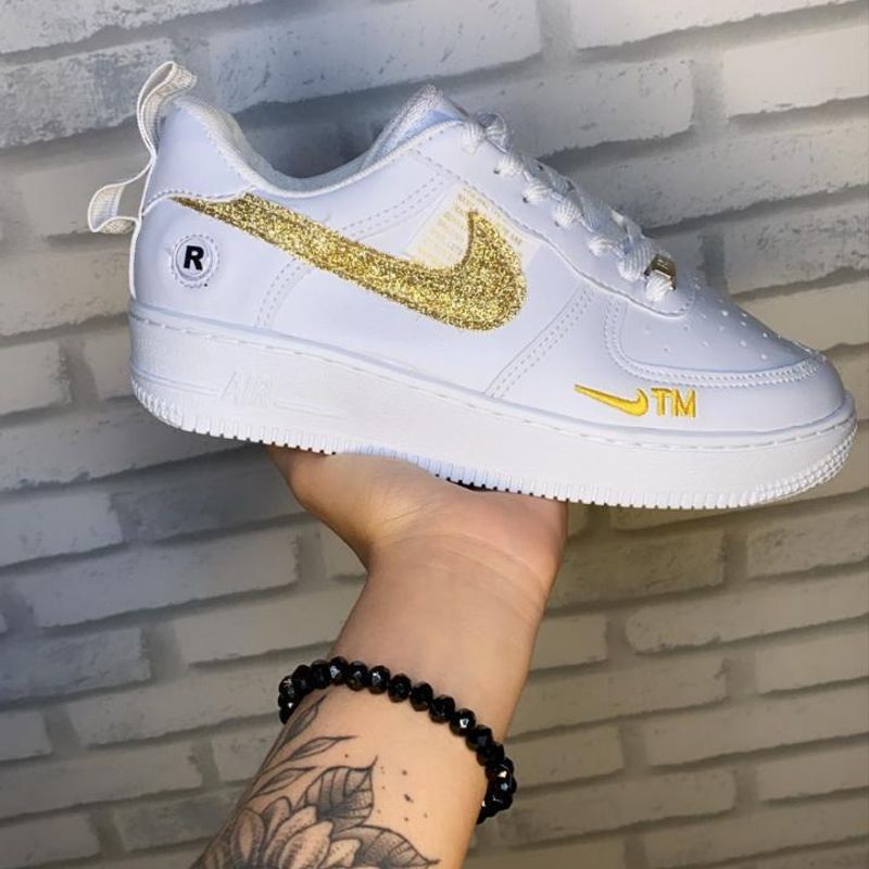 Tenis dourado hot sale nike feminino