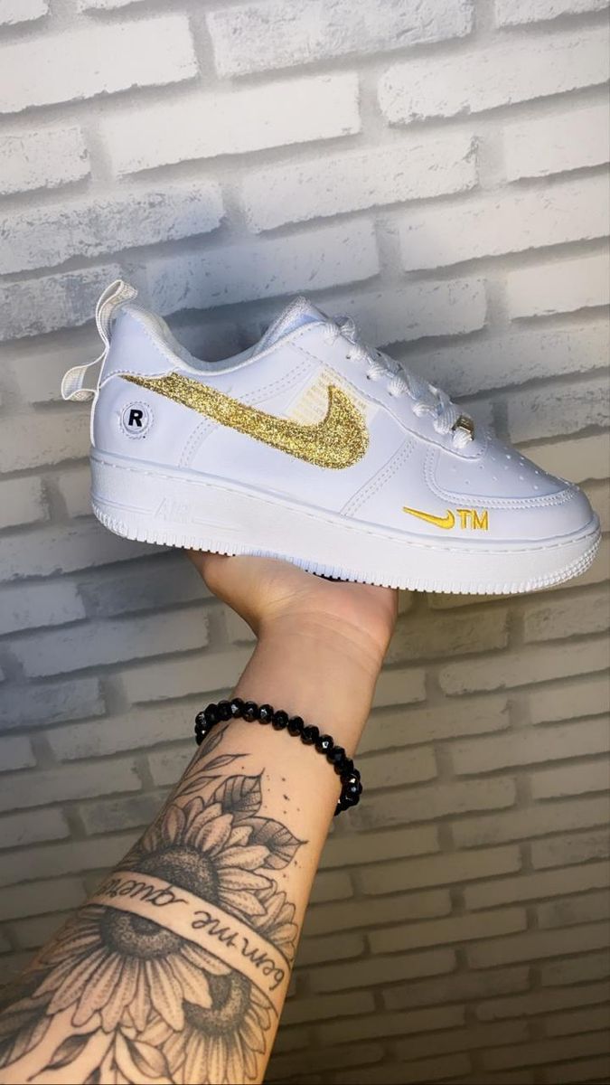 Tenis nike branco com hot sale dourado