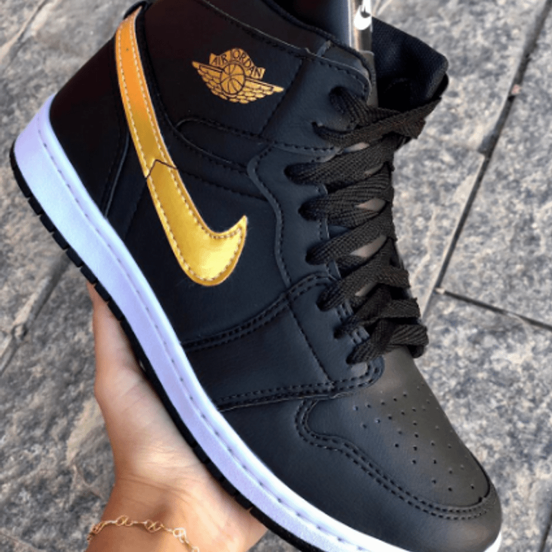 Tenis nike com simbolo sales dourado