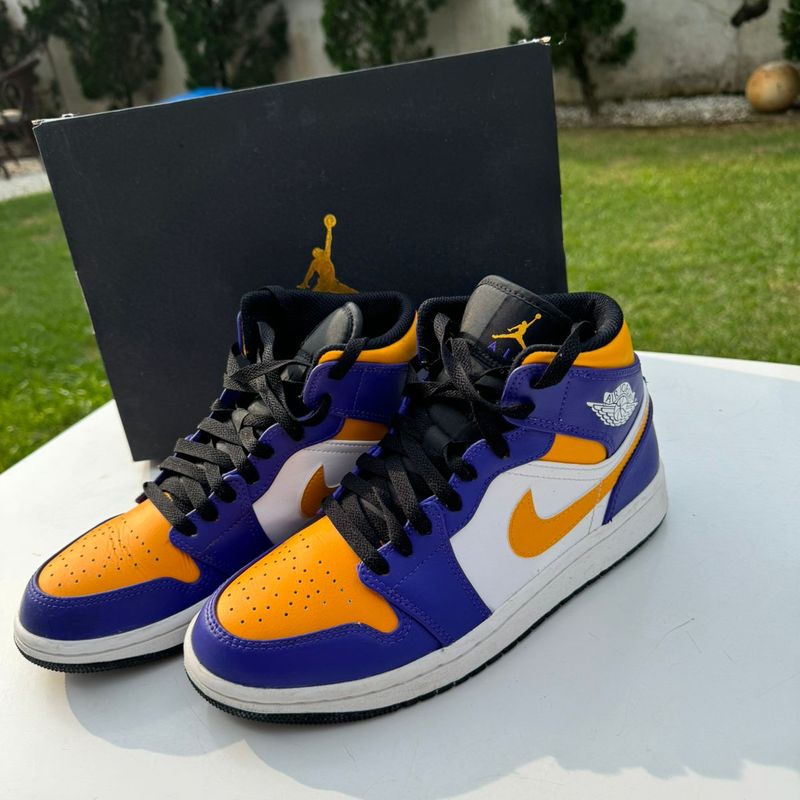 ナイキ NIKE AIR JORDAN 1 MID LAKERS TOP 3 Tênis Nike Air Jordan 1 Mid Lakers Top 3 – Vilas Store