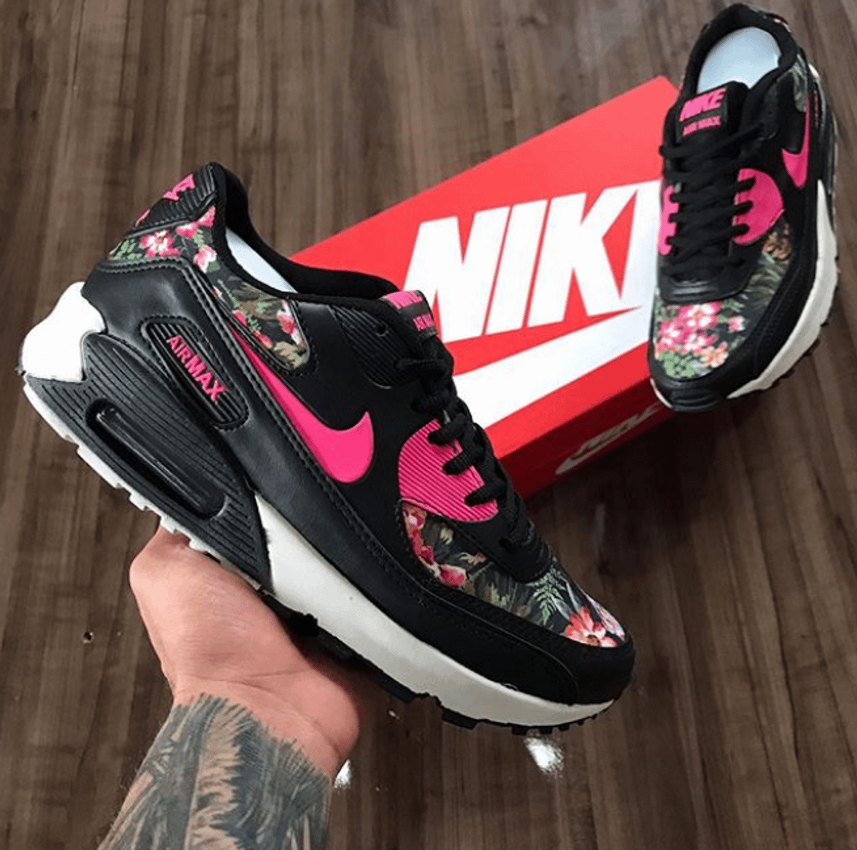 tenis nike preto com flores