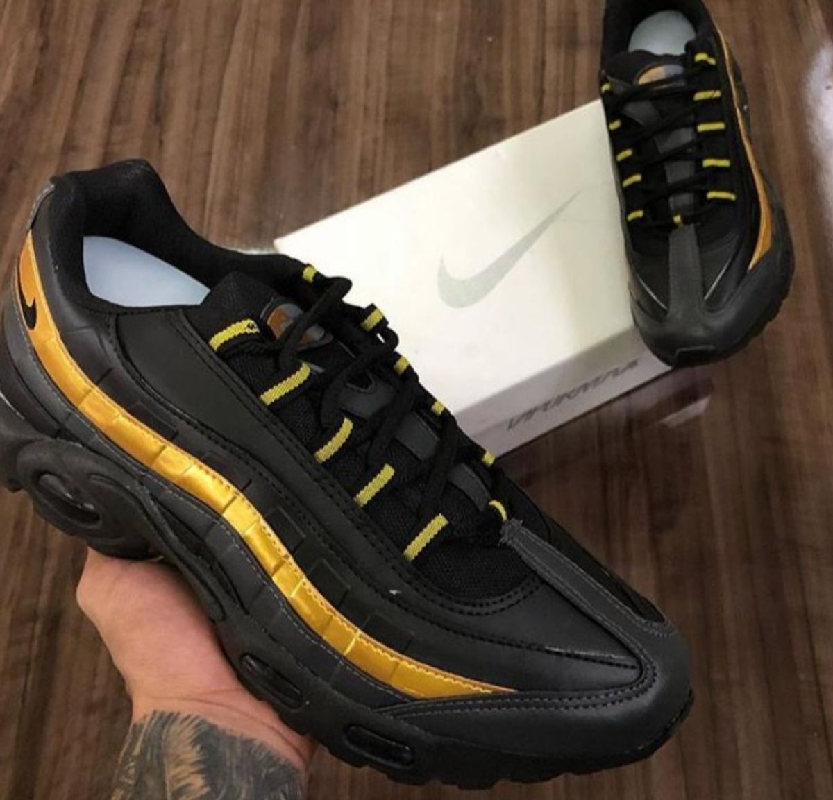 Air max 95 2025 preto e dourado