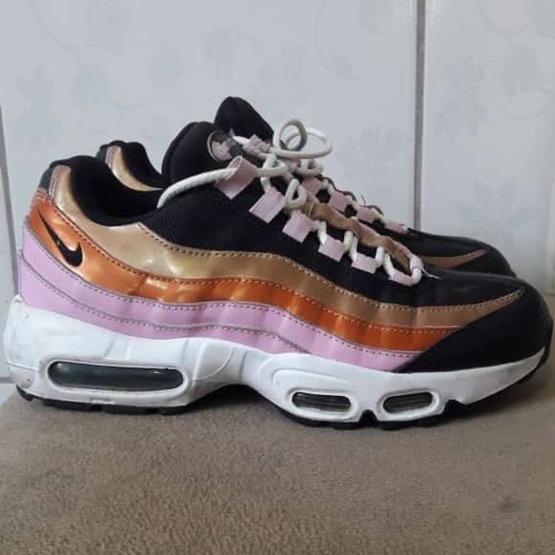 Nike air max feminino preto hot sale e dourado