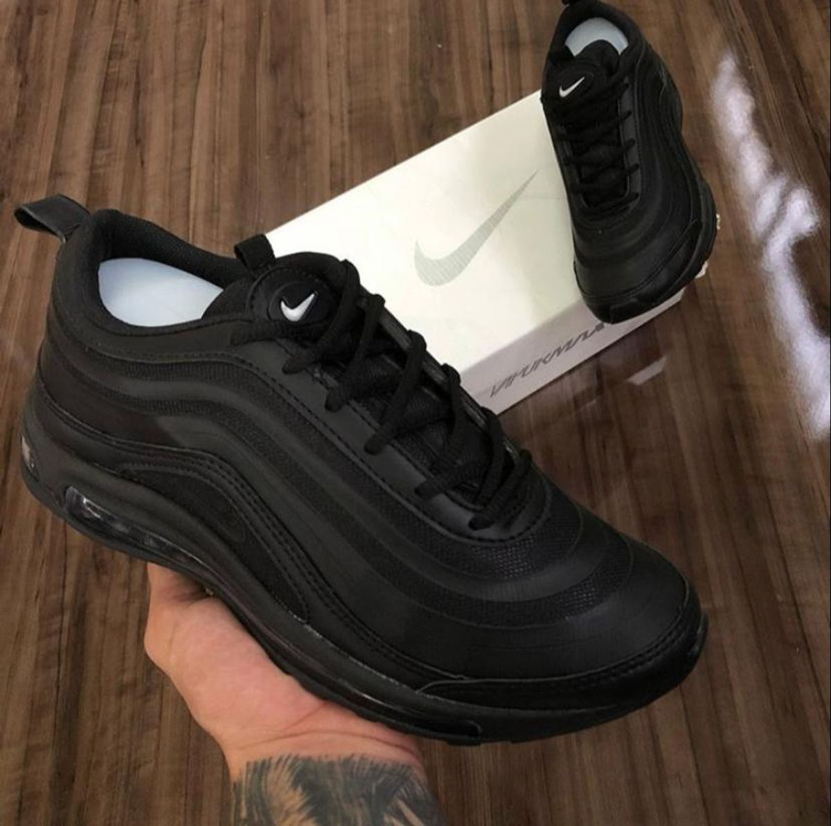 air max 97 refletindo