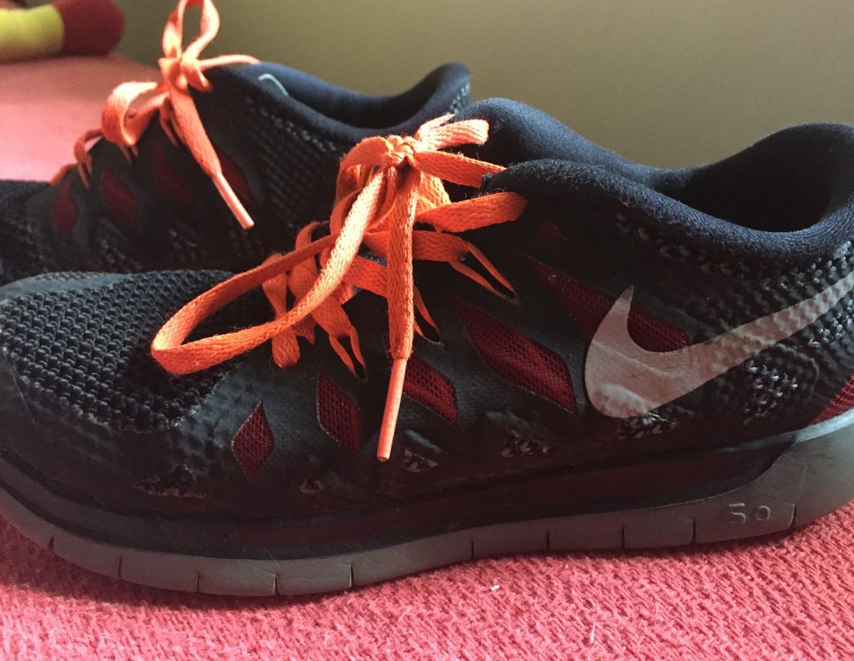 cadarço laranja nike