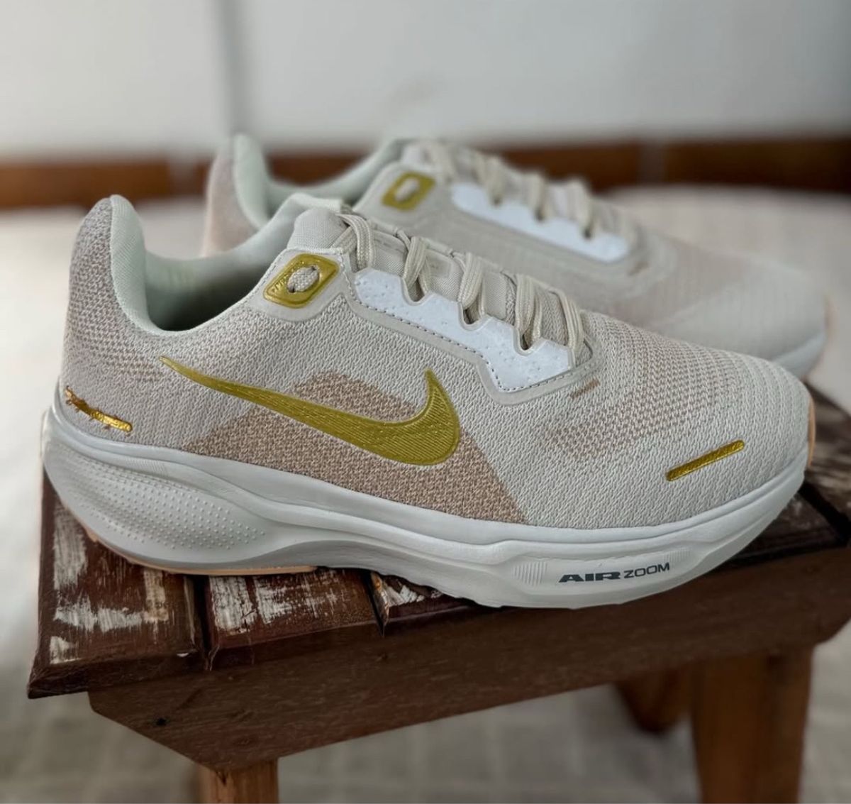 Tênis Nike Esportivo Off e Dourado Tam.37 | Tênis Feminino Nike Usado ...