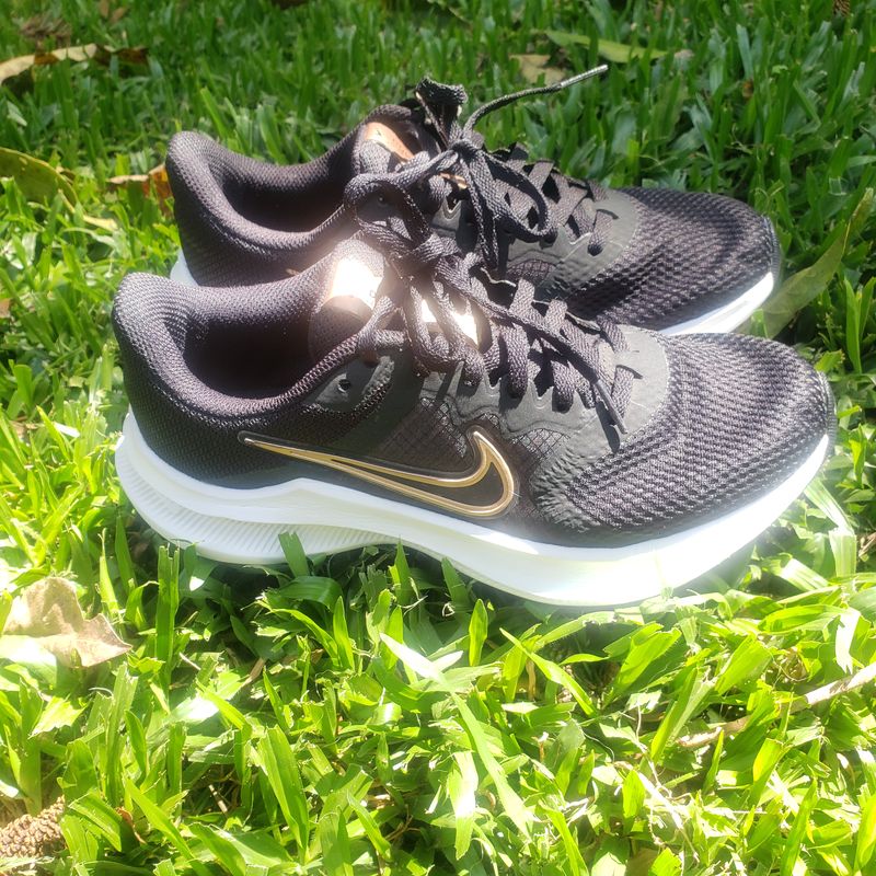 Nike preto com dourado feminino orders