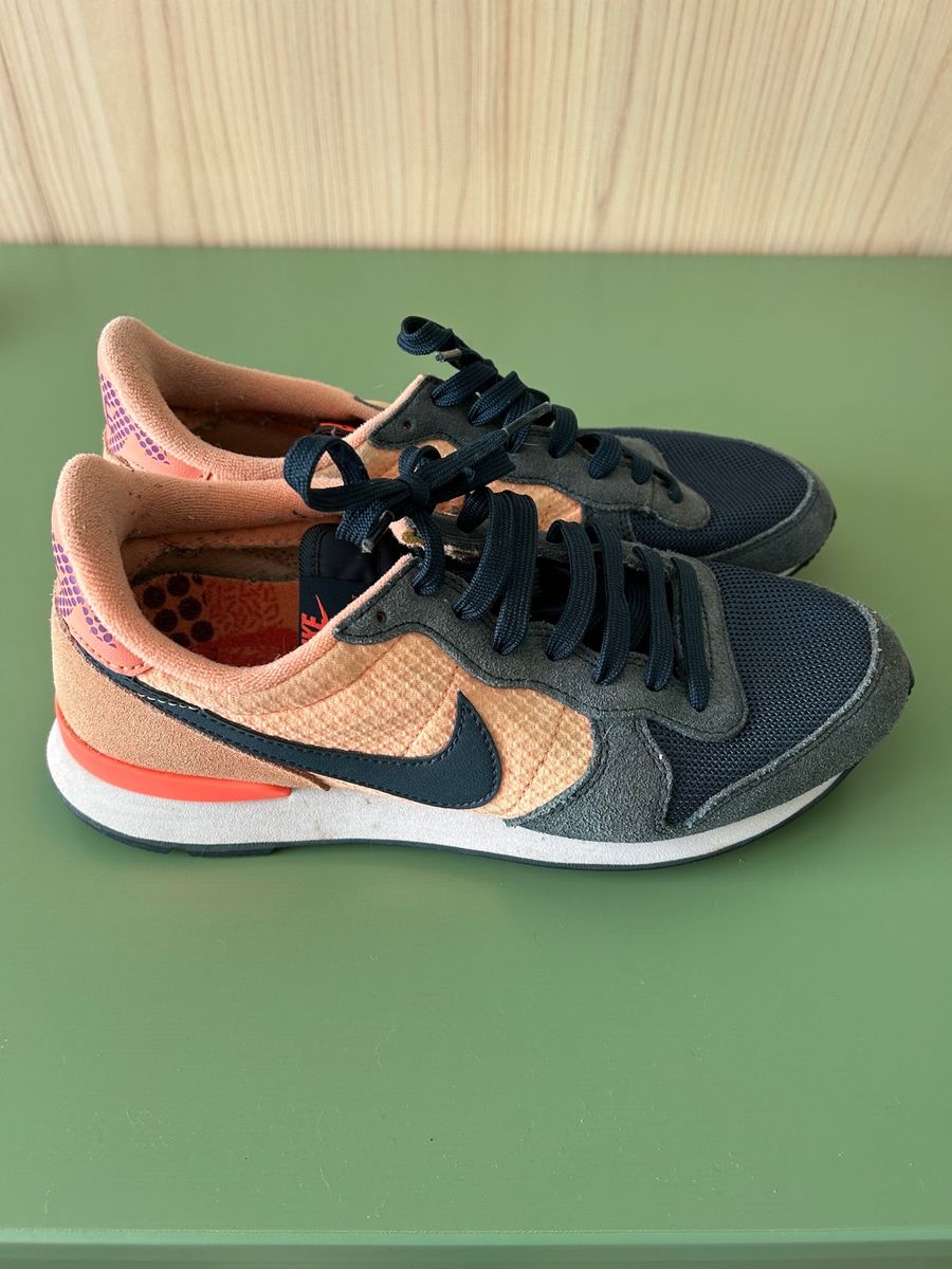 Nike store sneaker internationalist