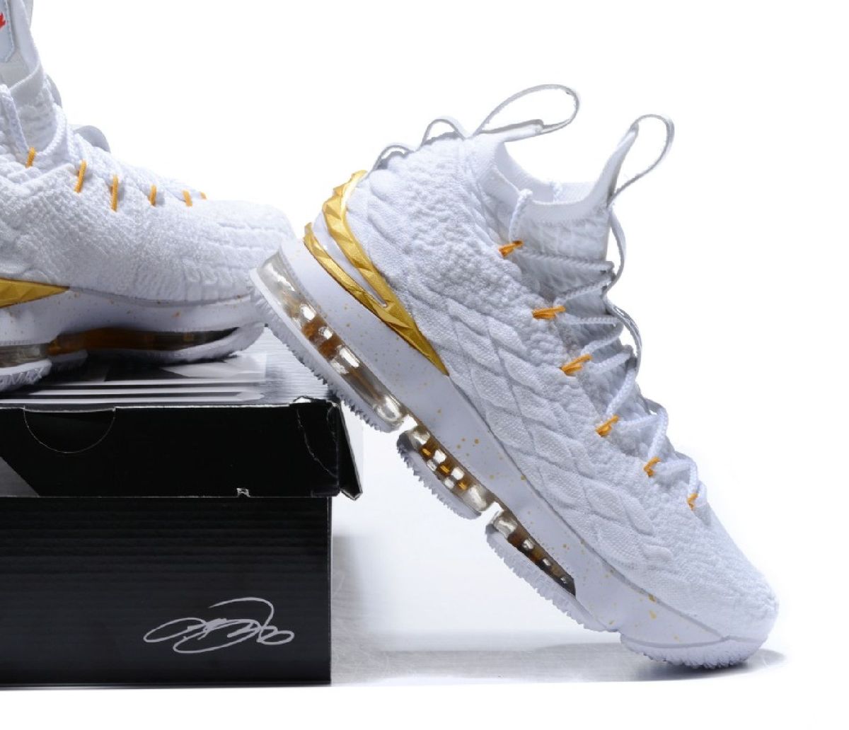 lebron james tenis rosa