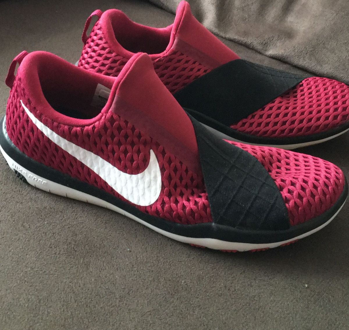 tenis nike feminino marsala