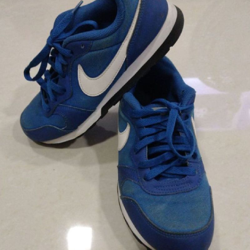 Nike md runner 2 high hot sale top trainers