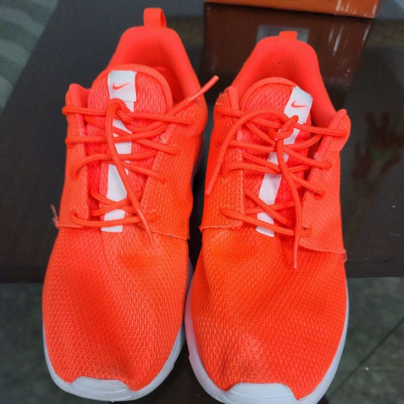 Vapormax neon sale orange