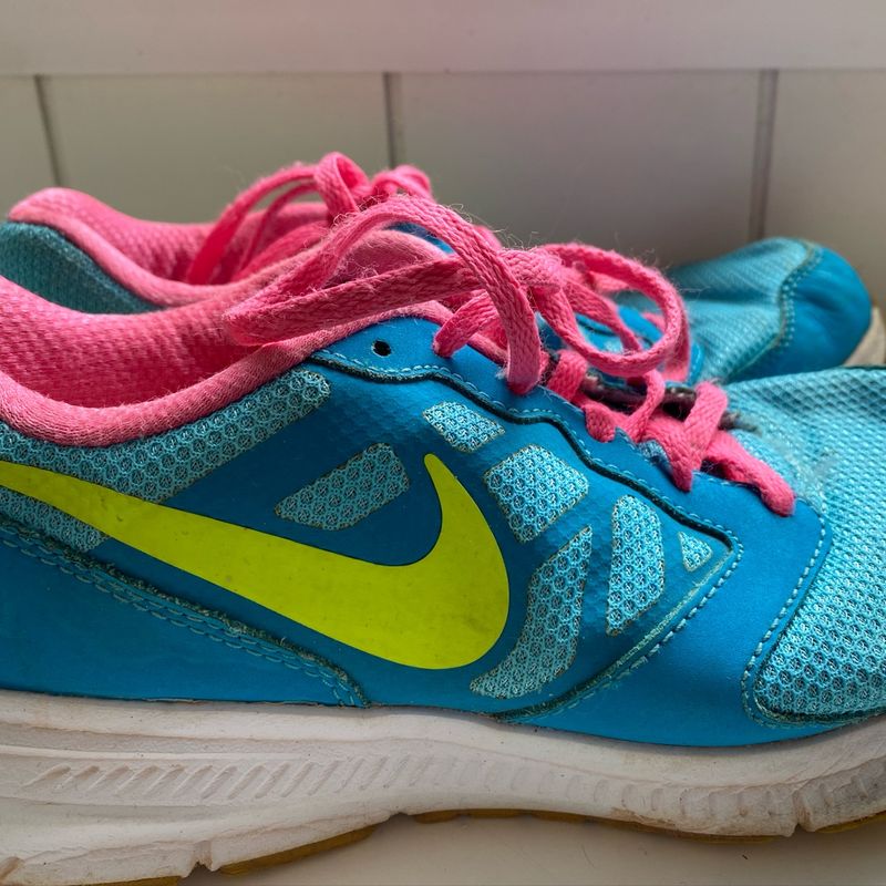 Teal and best sale pink nike shoes