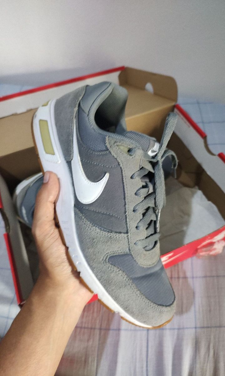 Nike store nightgazer gris