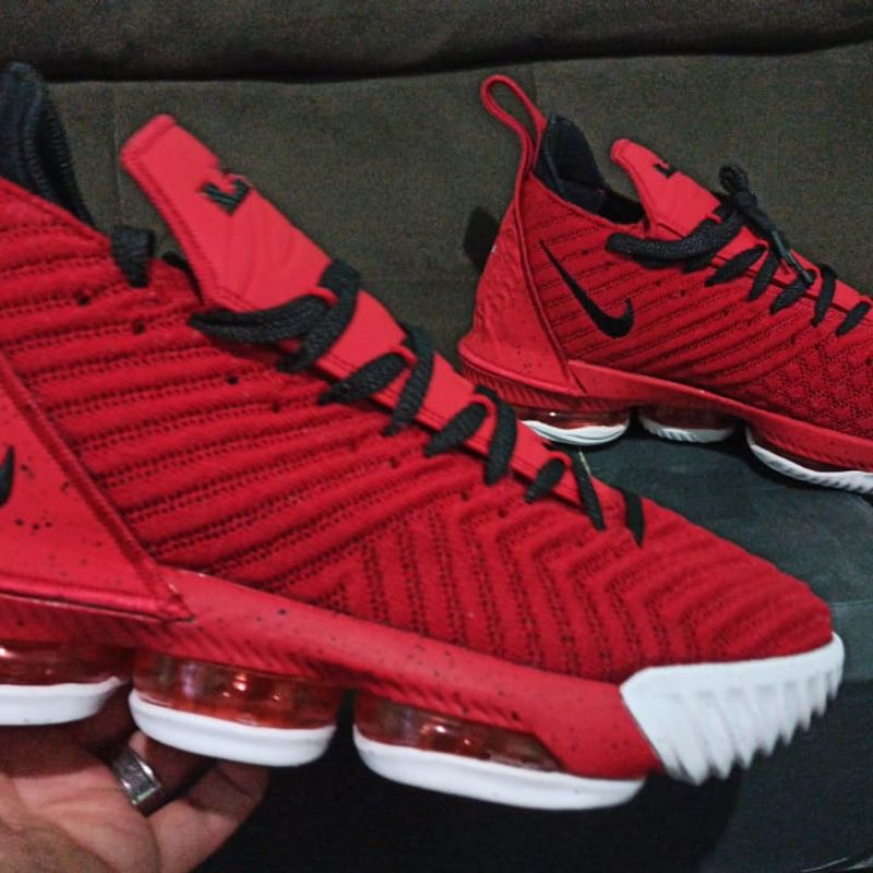 Lebron 16 preto e 2024 vermelho