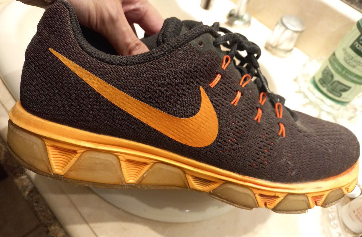 Nike preto hot sale com laranja