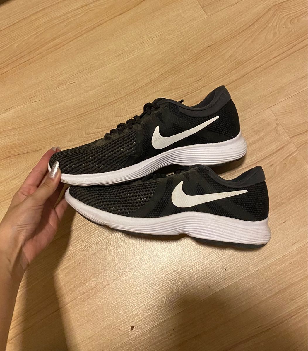 Nike revolution 4 store black white