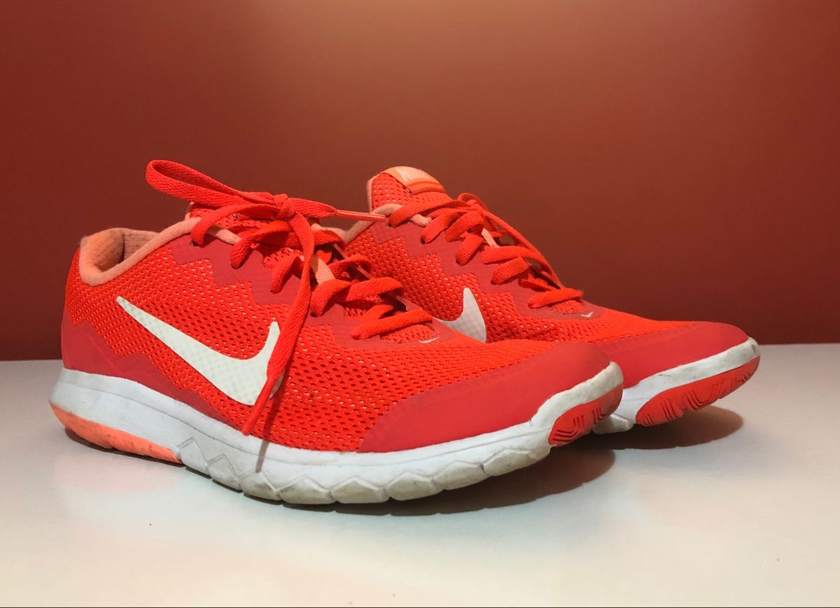 tenis nike rosa fluorescente