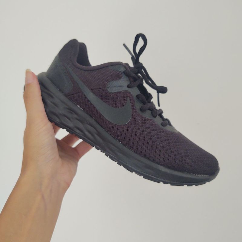 Plain black sale nike running shoes