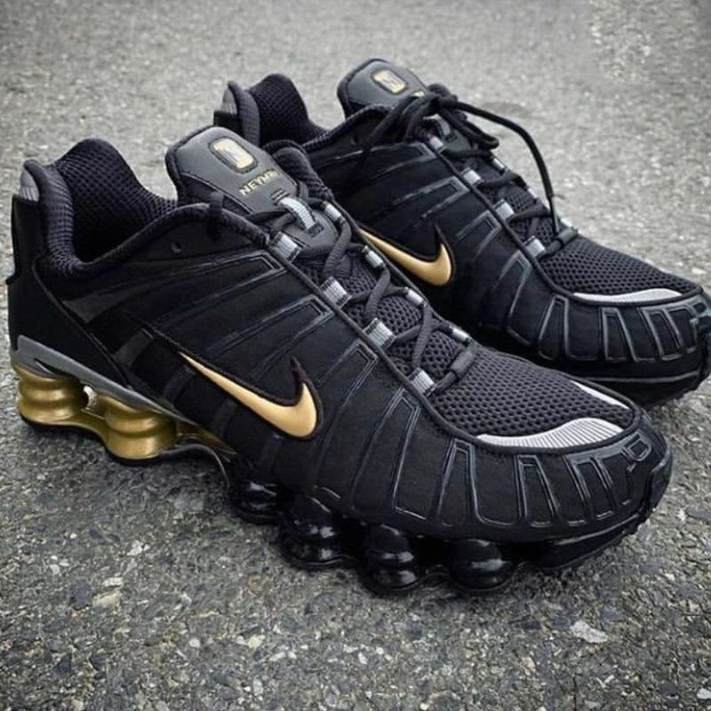 Nike shox junior hot sale preto e dourado