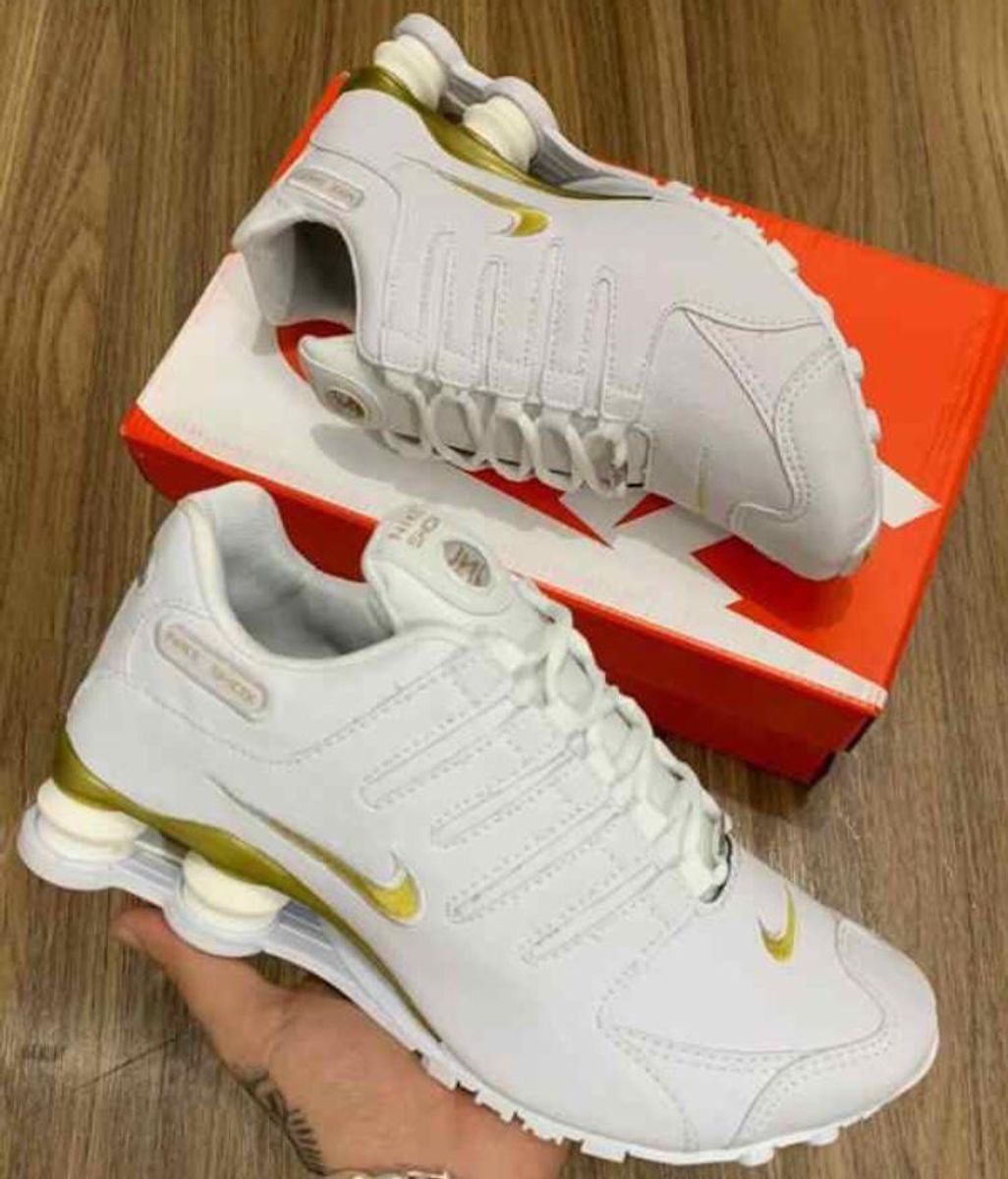 tenis da nike branco com dourado