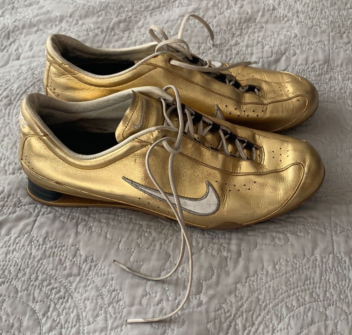 nike shox dourado masculino