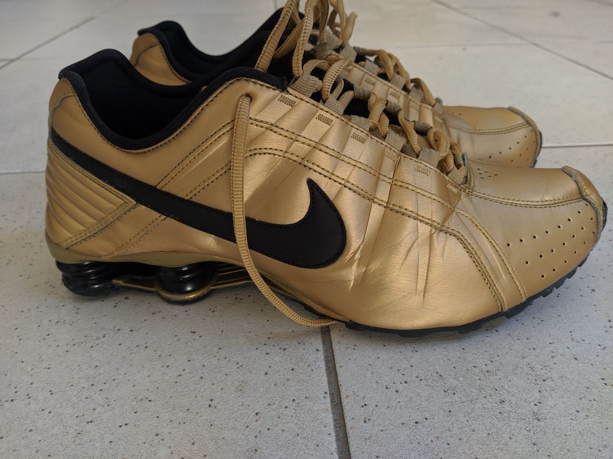 nike shox dourado masculino