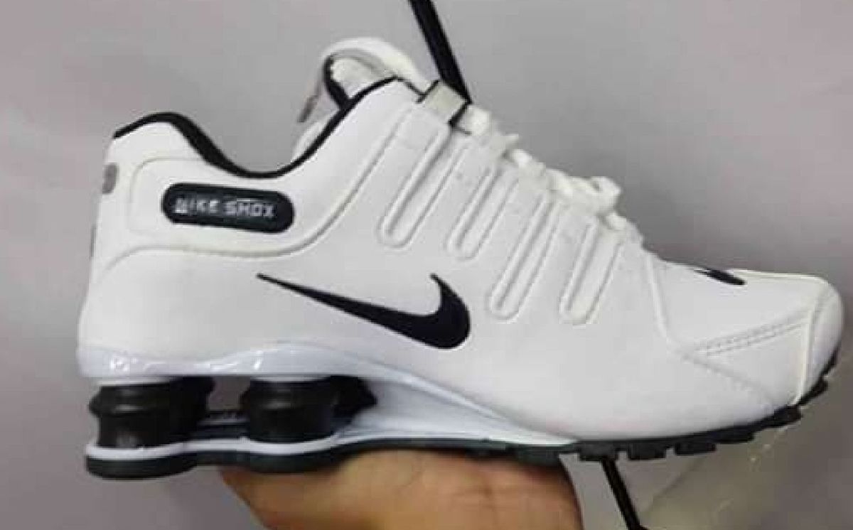 tenis nike branco e preto