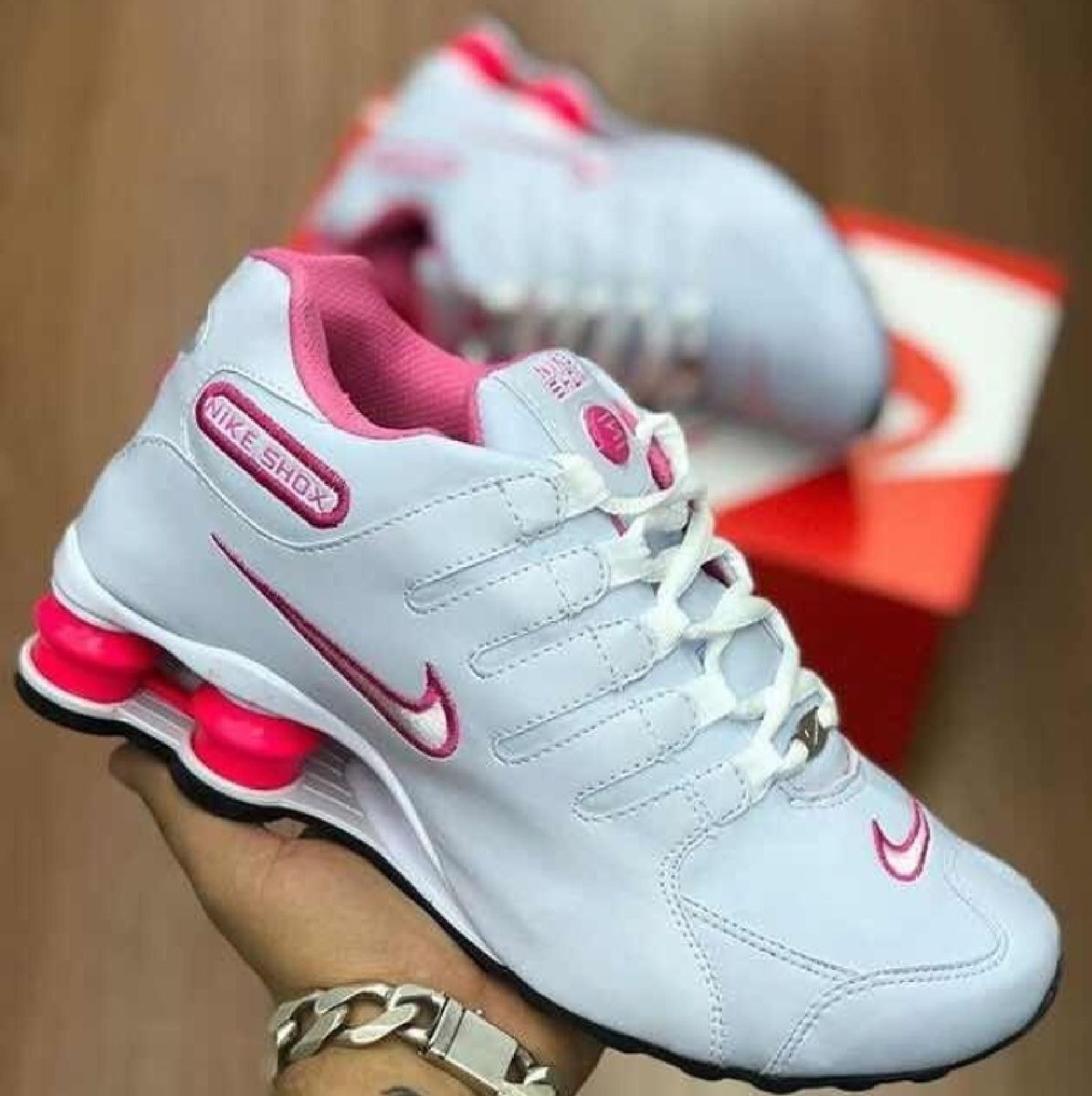 nike shox feminino branco e rosa