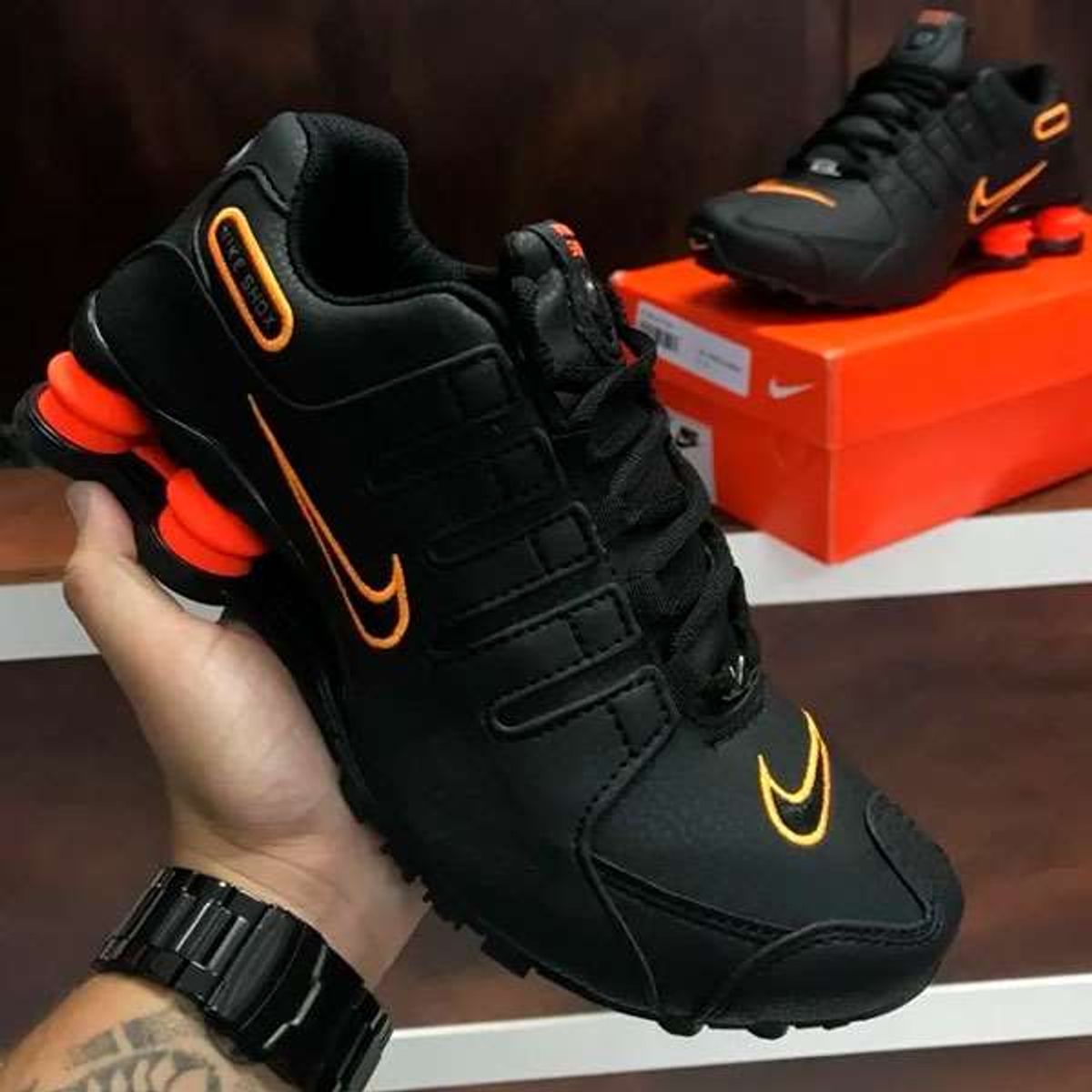 Nike shox preto e 2024 laranja