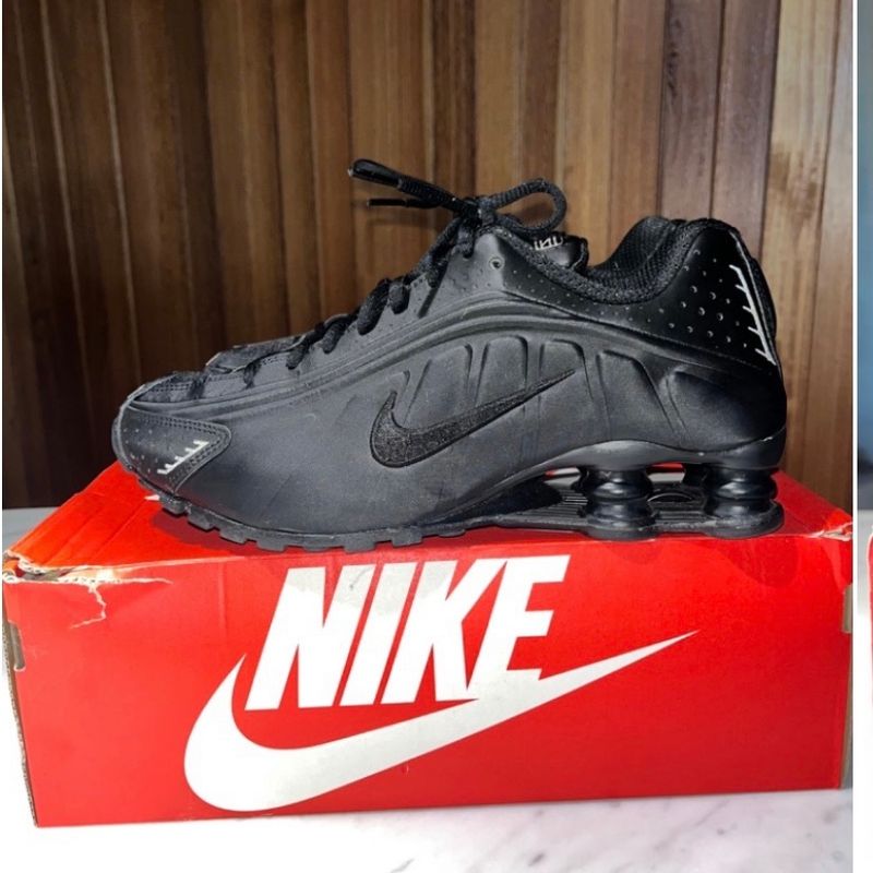 Nike shox cheap r4 triple black