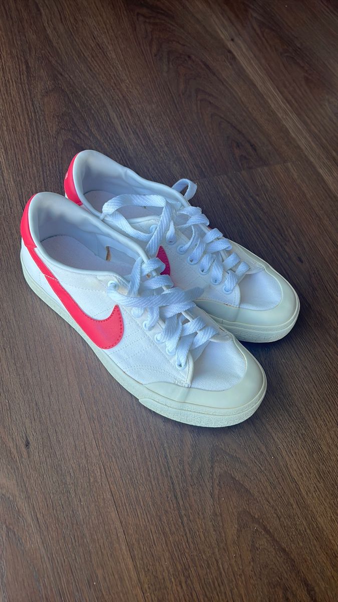 White nikes best sale with red swoosh