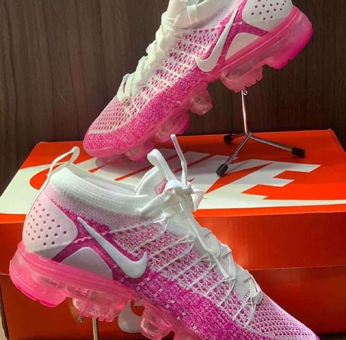 vapormax branco com rosa