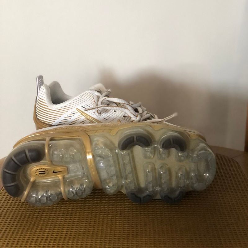 Vapormax branco e store dourado