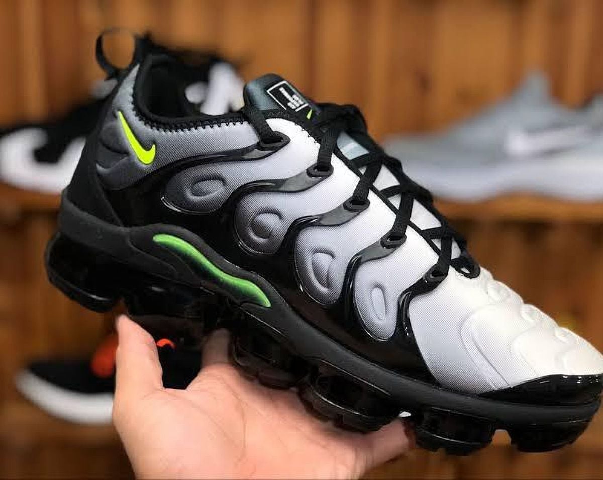 nike vapormax plus branco e preto