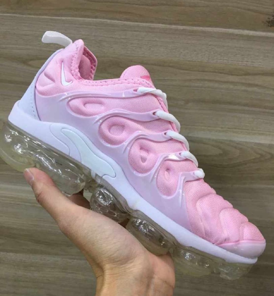 Vapormax plus store branco e rosa